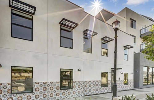Vista Apartment | Modern Stay | 15 Min to Beach | Heart of Vista