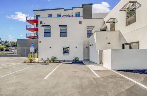 Vista Apartment | Modern Stay | Legoland, Beaches & Coastal Eats!