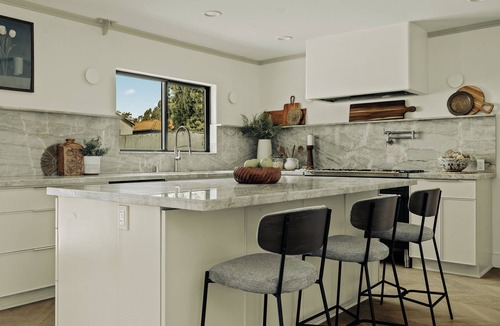 Windsor Square House | Modern Stunning Main & Guest house in Hancock Park