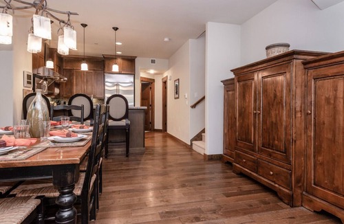 Woodwinds House | Modern Townhome on Sierra Star Golf Course! Private Hot Tub!