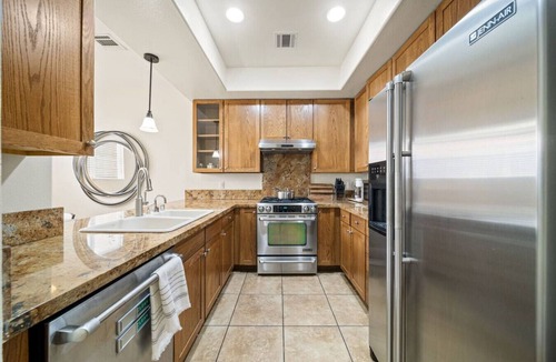 Duarte Villa | Modern Townhouse with spacious kitchen and living area. Parking included!