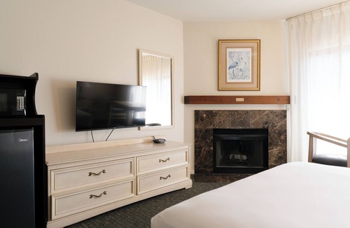 Pacific Grove Hotel | Monarch Resort