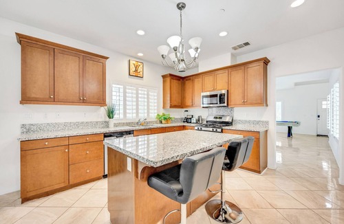 Los Serranos House | Montclair Grand, Stylish Retreat for Your Getaway