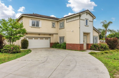 Los Serranos House | Montclair Grand, Stylish Retreat for Your Getaway