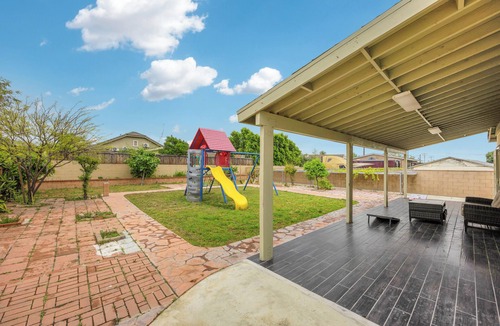 Los Serranos House | Montclair Grand, Stylish Retreat for Your Getaway