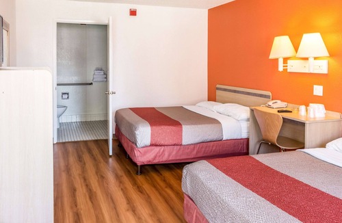 West Park Community Hotel | Motel 6 Bakersfield, CA - Convention Center