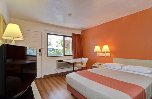 Palm Springs Hotel | Motel 6 Palm Springs, CA - East - Palm Canyon