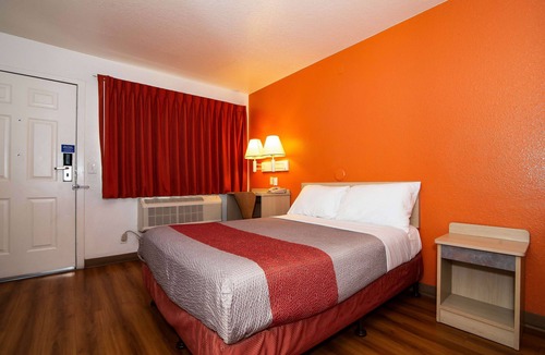 Palm Springs Hotel | Motel 6 Palm Springs, CA - East - Palm Canyon