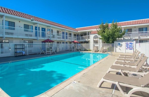 Redding Hotel | Motel 6-Redding, CA - South
