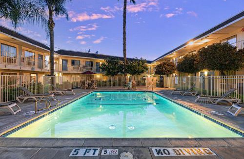 Temecula Hotel | Motel 6-Temecula, CA - Historic Old Town