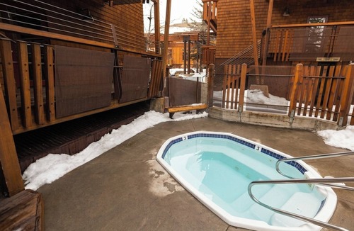 Truckee Hotel | Mountain Ambience Stay Perfect for Skiing Enthusiasts with Heated Hot Tub