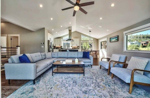 Mountain View Estates Cabin | Mountain Base Camp:Hot Tub, Air Conditioning, Pets