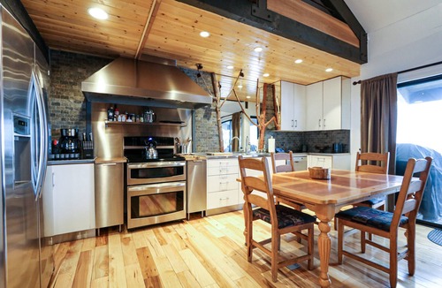 Majestic Pines Condo | Mountain Cabin, Open Floor Plan, Private Washer/Dryer. Near the Golf Course