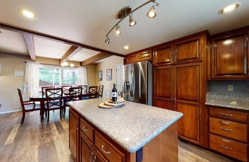 Lake Arrowhead Cabin | Mountain cabin retreat fenced yard game room easy parking