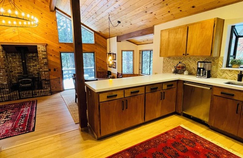 Arnold Ski Chalet | Mountain chalet - Sleeps 14 - 30 mins to Bear Valley - Renovated