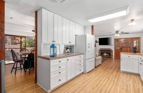 Twin Peaks House | Mountain Getaway | Game Room + Sleeps 10