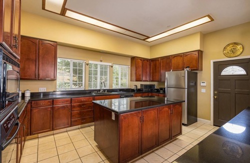Oakhurst Hotel | Mountain Trail Lodge & Vacation Rentals