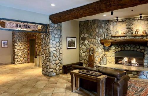 Mount Crested Butte Apartment | MT CB Mountain Side with King Bed, Hot Tub, Pool & Kitchen!