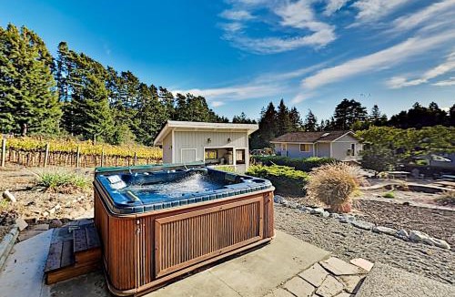 Freestone House | Mtn-View Retreat w/Hot Tub + Deck in Sebastopol