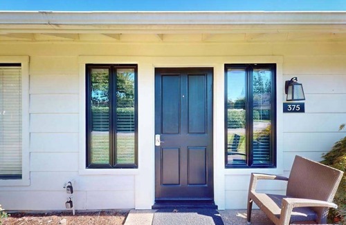 Napa Apartment | Napa Silverado studio with king bed, pool & Market steps away
