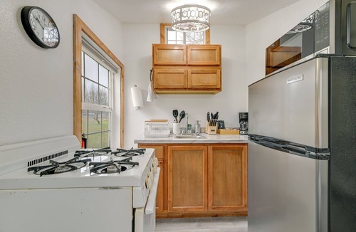 Murphy Apartment | Near Rivers & Trails: Cabin in Rural Grants Pass