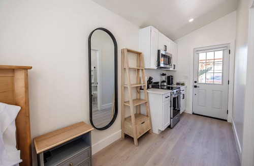 Crown Point House | New Bayfront Villa Hot Tub AC Parking Parking in Prime Location