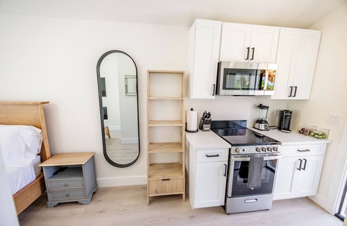 Crown Point House | New Bayfront Villa Hot Tub AC Parking Parking in Prime Location