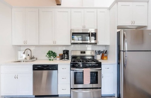 Mission Hills Apartment | New City Chic Retreat | Mins to Beach & Downtown!