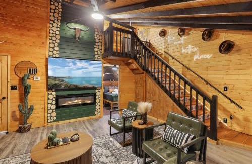 Pine Ski Chalet | NEW! Hillside Getaway in the Pines, Games, Poker