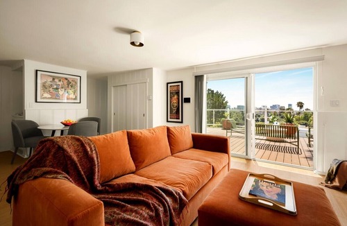 Hollywood Dell House | NEW! Hollywood Hills Retreat with Private Deck