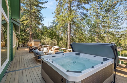 North Fork Cabin | NEW Hot Tub-Pool-Sauna-Game Room