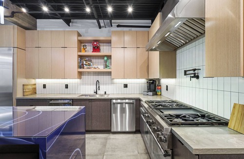 Eastside House | NEW & LUX Concrete Home: Minutes from the Beach +Garage