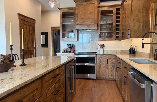 Crescent Ski Chalet | New Luxury Chalet-3 Suites 2 King/1Q, Mnt Views, Crater Lake & Willamette Pass