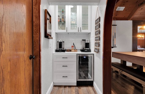 Croft Cabin | NEW! Luxury Cabin W/Deck, views & Playground! Pool, Slots, Fun, Snow !