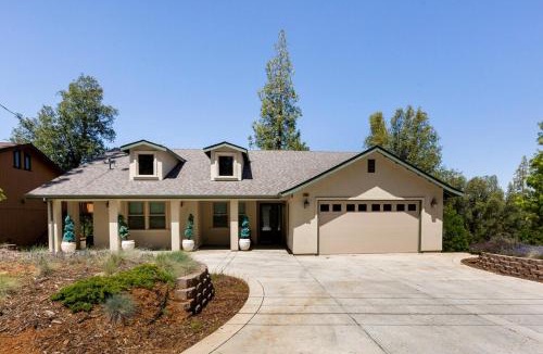 Groveland Villa | New, Modern Home with Playroom, Close to Beach