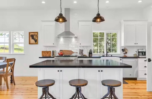 Mokelumne Hill House | Newly built Modern Farmhouse with Hot Tub