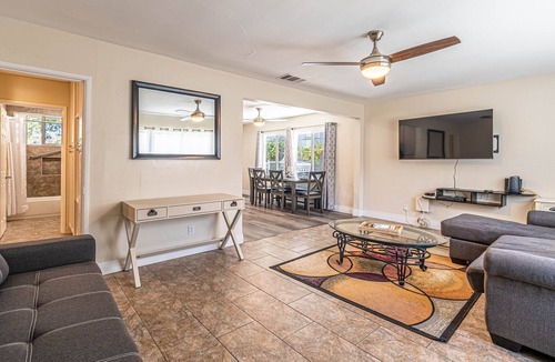 Riverside Apartment | Newly Remodeled 2bedroom Apartment by the Riverside Plaza