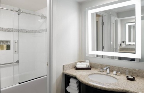 Tri-West House | Newly-renovated Luxury Suites w/ Kitchenette & Balcony! Close to Beverly Hills