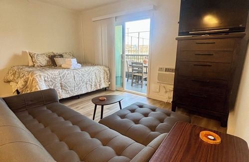 Santa Ana Heights Apartment | Newport Beach Modern Studio With A Patio-A/C-Resort Pool- 24/7 Gym- & more
