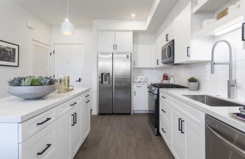 North Hollywood Apartment | Noho Alexan Modern 2bed Duo with FREE Parking