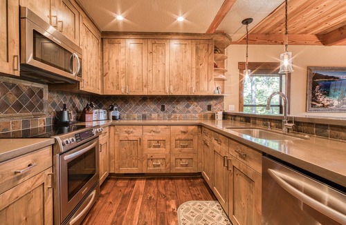 Lake Forest House | Northshore Lakeside Condo 15 by Tahoe Getaways - Walk to HOA Beach + Amenities