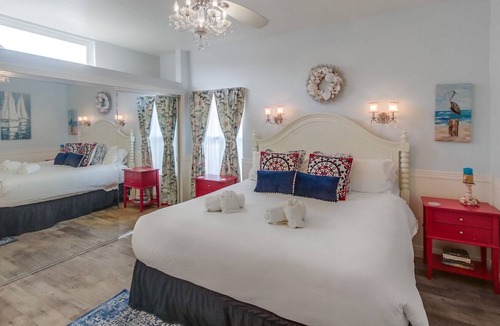South Mission Beach Condo | Now open for the Holidays! Upper level beach home with views!