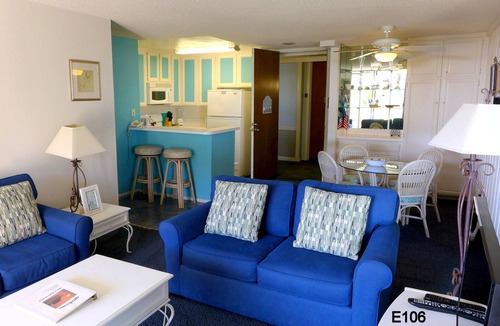 Townsite Condo | Ocean and Pool Views Just Steps to Beach