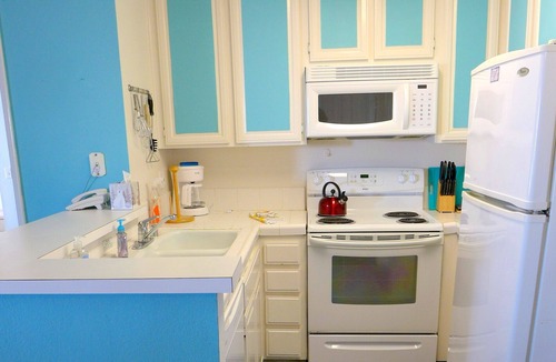 Townsite Condo | Ocean and Pool Views Just Steps to Beach
