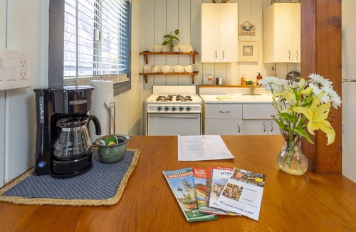 Ocean Beach Apartment | OCEAN BEACH, #7 ZEN, RETRO COTTAGE STUDIO, ONLY 3 BLOCKS TO THE BEACH 🏖
