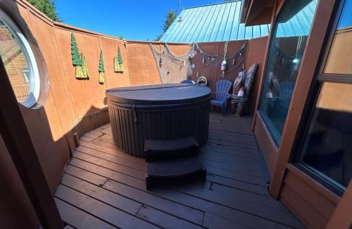 Smith River House | Ocean Cabin 28 w Jacuzzi with Private Beach