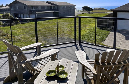 Bandon House | Ocean view 70s-themed home with beach access, grill, funky interior, & W&D