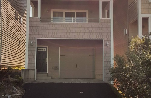 Oceanside House | Ocean view and less than a 5 minute drive to the beach!