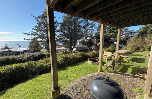 Oceanside Apartment | ocean view, backyard w/fire pit, 5 min walk to cafes/beach, dogs welcome