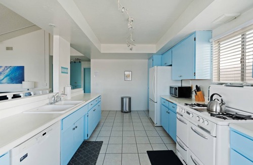 Silver Strand Apartment | Ocean View Beach Stay w/Pool Table & Bikes